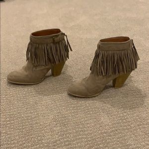 Fringe moccasins heels!